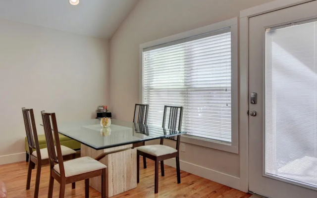 2BR Renovated Austin Coach House by RedAwning