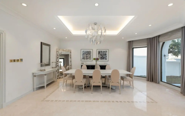Exclusive 5BR Palm Villa w Private Pool and Beach