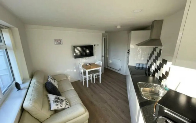 Modern 1 bed Apartment, 10 Mins to Leeds City Cent