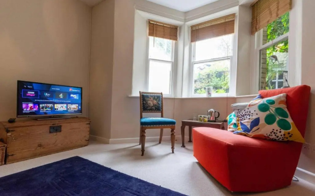 Unique & Homely Suite with Own Access (Adults Only)