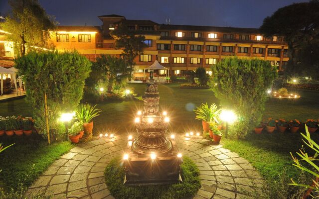 Отель Shangri La Hotel Непал, Катманду - отзывы, цены и фото номеров - забронировать отель Shangri La Hotel онлайн вид на фасад
