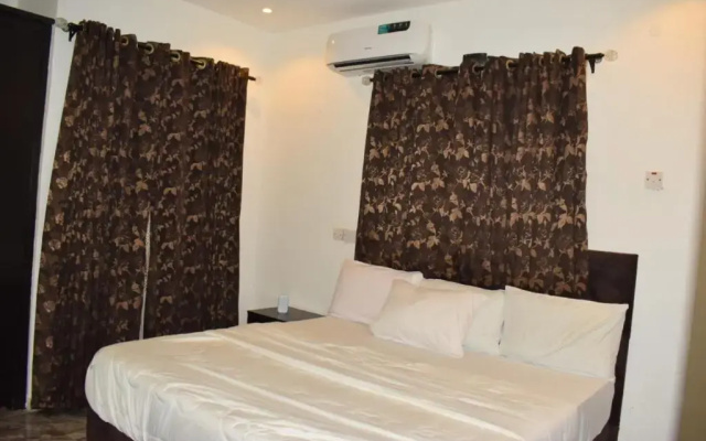 Tastefully Furnished 3 BR apartment