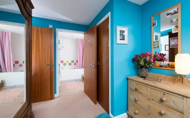 Homely 1 Bedroom Canal Side Flat with Balcony