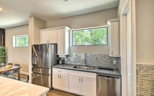 Stylish Houston Townhome ~ 3 Mi to Downtown!