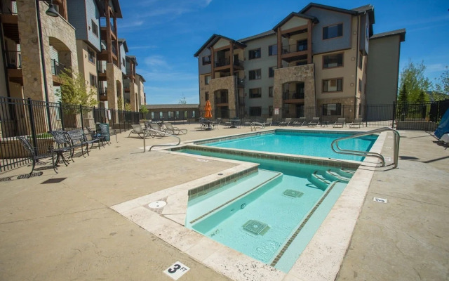 Shared Balcony Stunning Views & Steps from Slopes by RedAwning