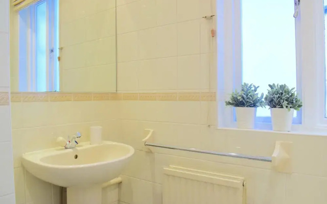 3 Bedroom Flat Near Hyde Park