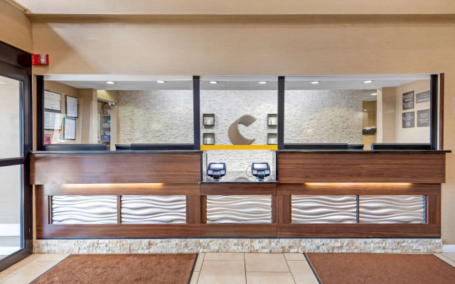 Comfort Inn & Suites Canton Riverstone Area