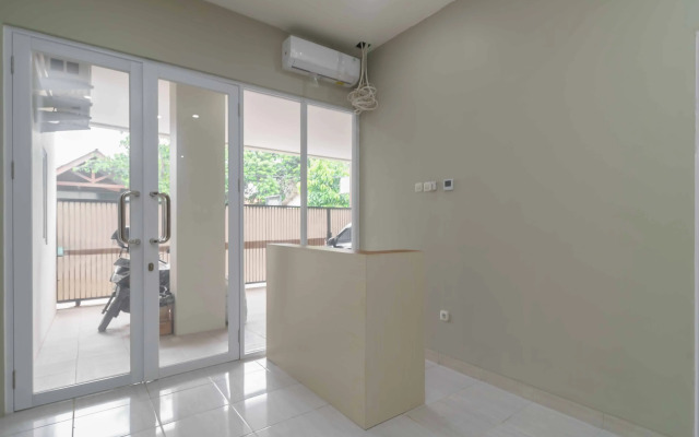 RedDoorz Syariah near Summarecon Mall Serpong 2