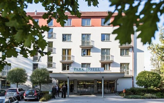 Отель Parkhotel Hluboka Nad Vltavou Глубока-над-Влтавой вид на фасад