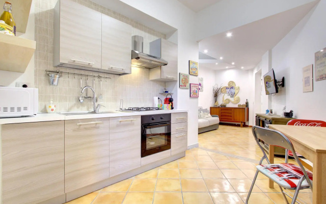 VOMERO-ROSSINI restored, 4 pax, 2 bath, wifi, aircond