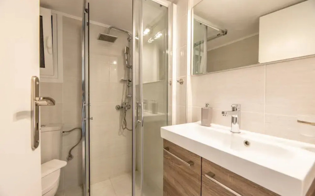 Renovated 3rd Floor Appartment