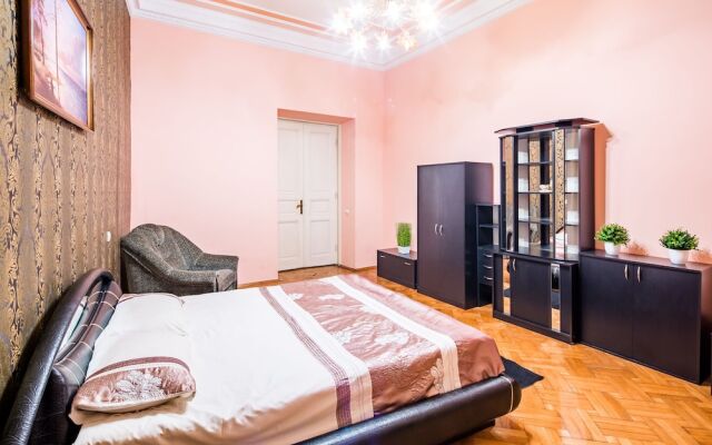 Апартаменты Three bedrooms & studio in the Center Львов вид на фасад