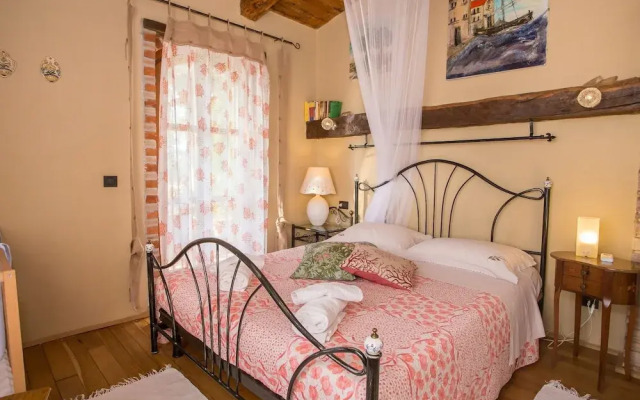 Quaint Holiday Home With Swimming Pool in Kaštelir