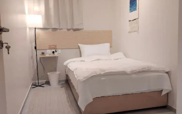 Five Hours Hotel