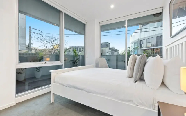 Sleek South Yarra 2-bed With Alfresco Dining
