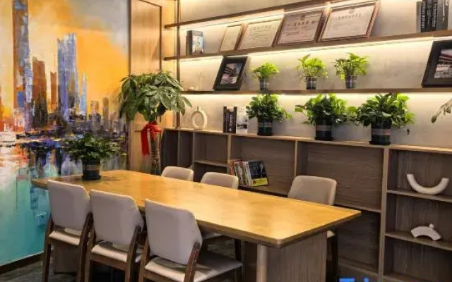 Yinman Hotel (Beijing 798 Art Center Gaojiayuan Metro Station Branch)