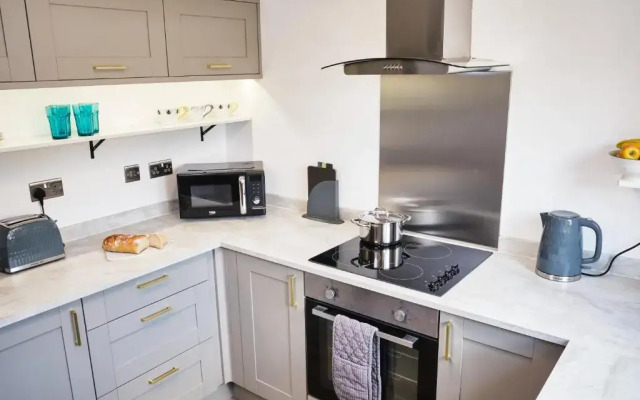 Parkway House - Modern with great transport links
