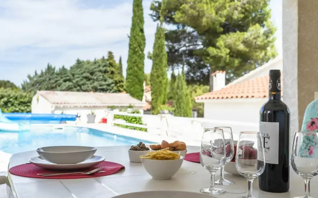 Alluring Villa in Pouzols-minervois With Jacuzzi