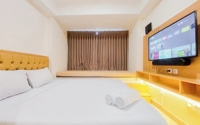 Homey And Cozy Living Studio At Collins Boulevard Apartment