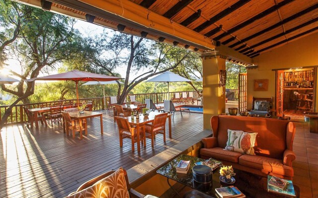 Отель Riverside Lodge вид на фасад