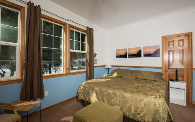 Sheltering Pines 4 Br cottage by RedAwning