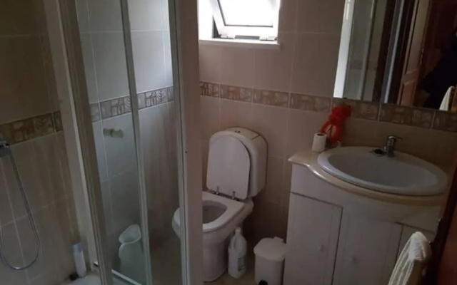 2-bedrooms, Sleeps 4, 10 min Drive to Coimbra