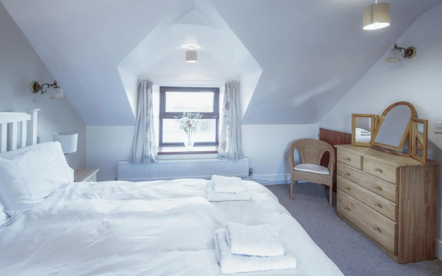 Stormy Castle - 6 Bedroom Sleeps 14 - Llangennith