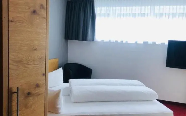Collina Hotel  More