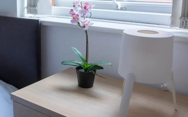 Cosy Central 3 Bed Property w/ Balcony - Sleeps 6