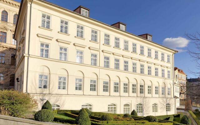 Отель Four Seasons Hotel Prague Чехия, Прага - 6 отзывов об отеле, цены и фото номеров - забронировать отель Four Seasons Hotel Prague онлайн вид на фасад