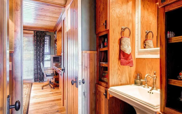 Three Peaks Mountain Lodge