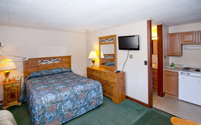 Riverbank Motel and Cabins