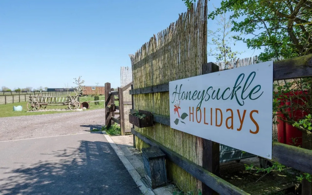 Honeysuckle Farm Hut 6 - Suffolk Farm Holidays