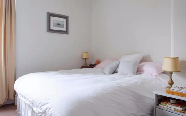 Spacious 2 Bedroom Flat in Battersea Park