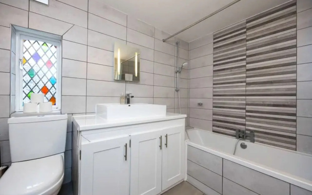 Host Stay Sillwood Seafront