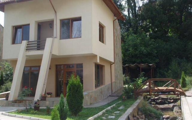 Отель The Lake Villa вид на фасад