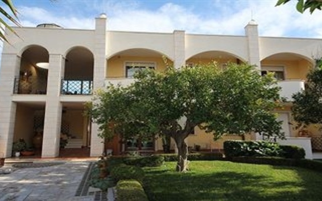Отель B&B La Rosa Blu Бари вид на фасад