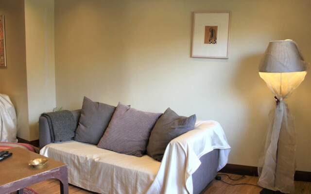 Отель Elegant And Cozy Central Apt • 5' To Athens Metro St Афины комната для гостей
