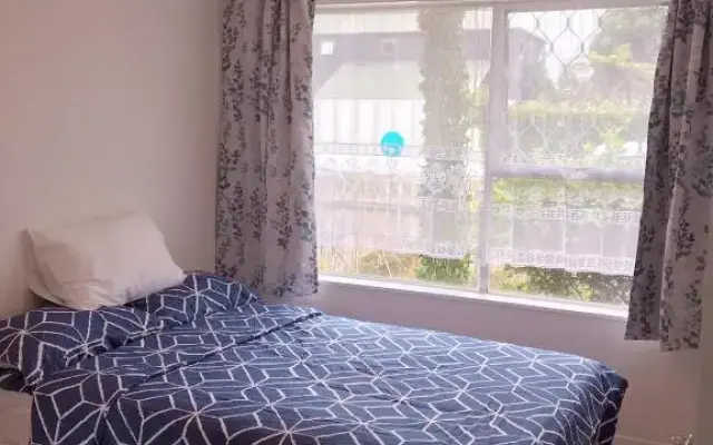 Bright Eden Park two bed townhouse private parking
