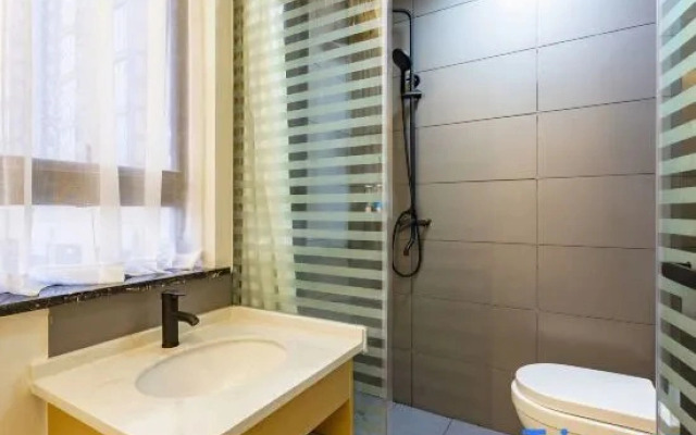 Jinpeng Business Hotel (Luoyang Railway Station Yingtianmen Subway Station Store)