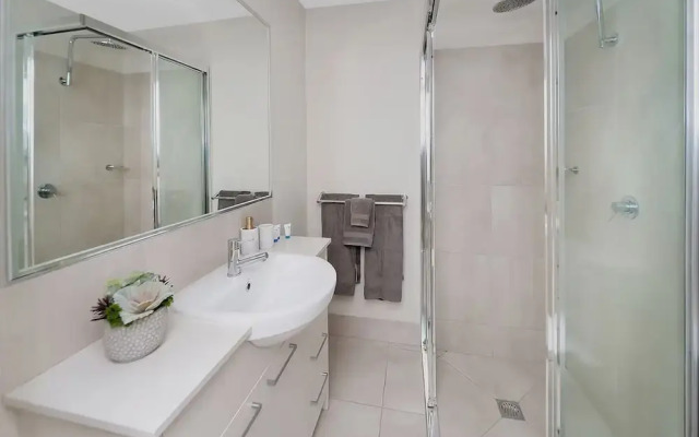 Coastal 2-bed With Parking & Pool by the Ocean