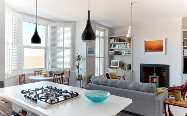 Spacious beach front apartment with stunning sea views