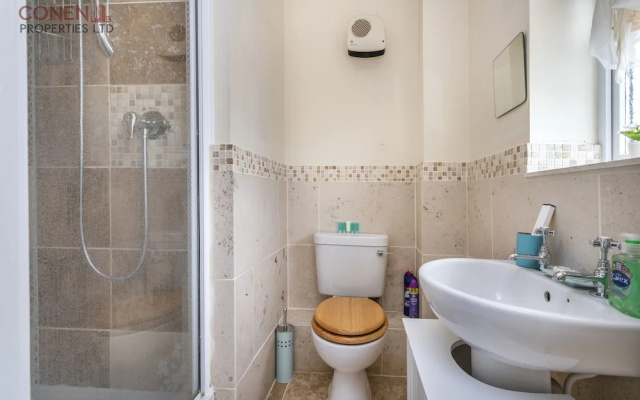 2 Bed Apartment Sleeps 5 - Free Parking, Balcony