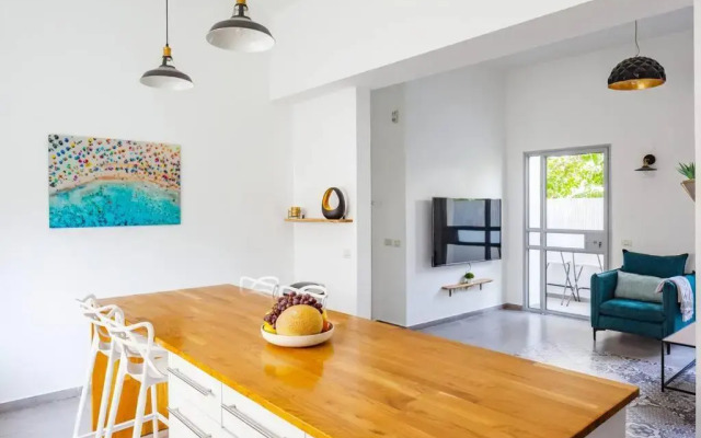 Beautifully Renovated 2BR with Balcony Beachfront*