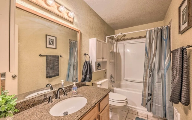 Pet-friendly Condo - 2 Mi to Ruidoso Downs!