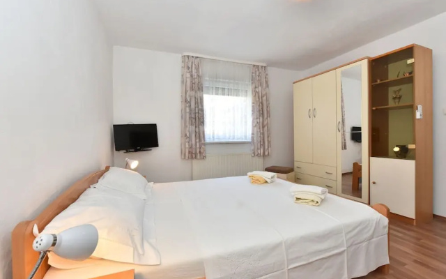 Traditional Apartment in Zadar with Garden