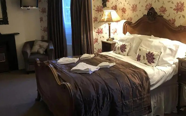The Oakeley Arms Hotel