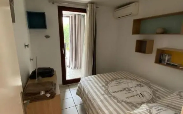 Logement entier T2 climatisé, parking gratuit, jardin, mer