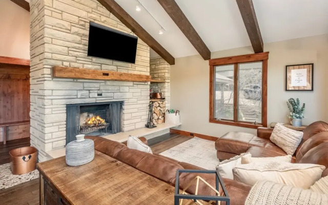 Breiding Upper Luxury Vacation At Windcliff 2 Bedroom Home by RedAwning
