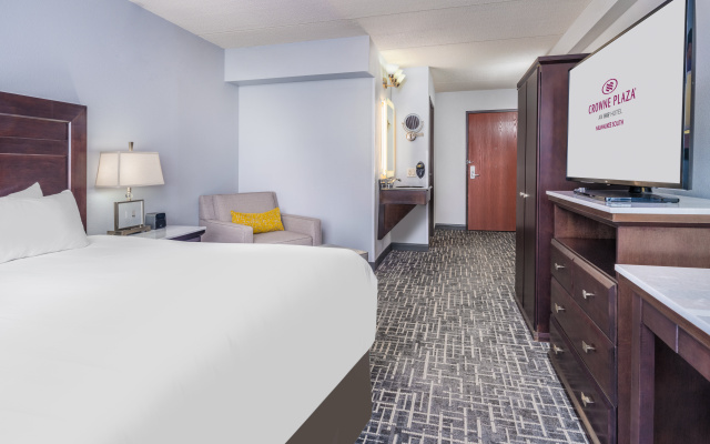 Crowne Plaza Milwaukee Airport by IHG